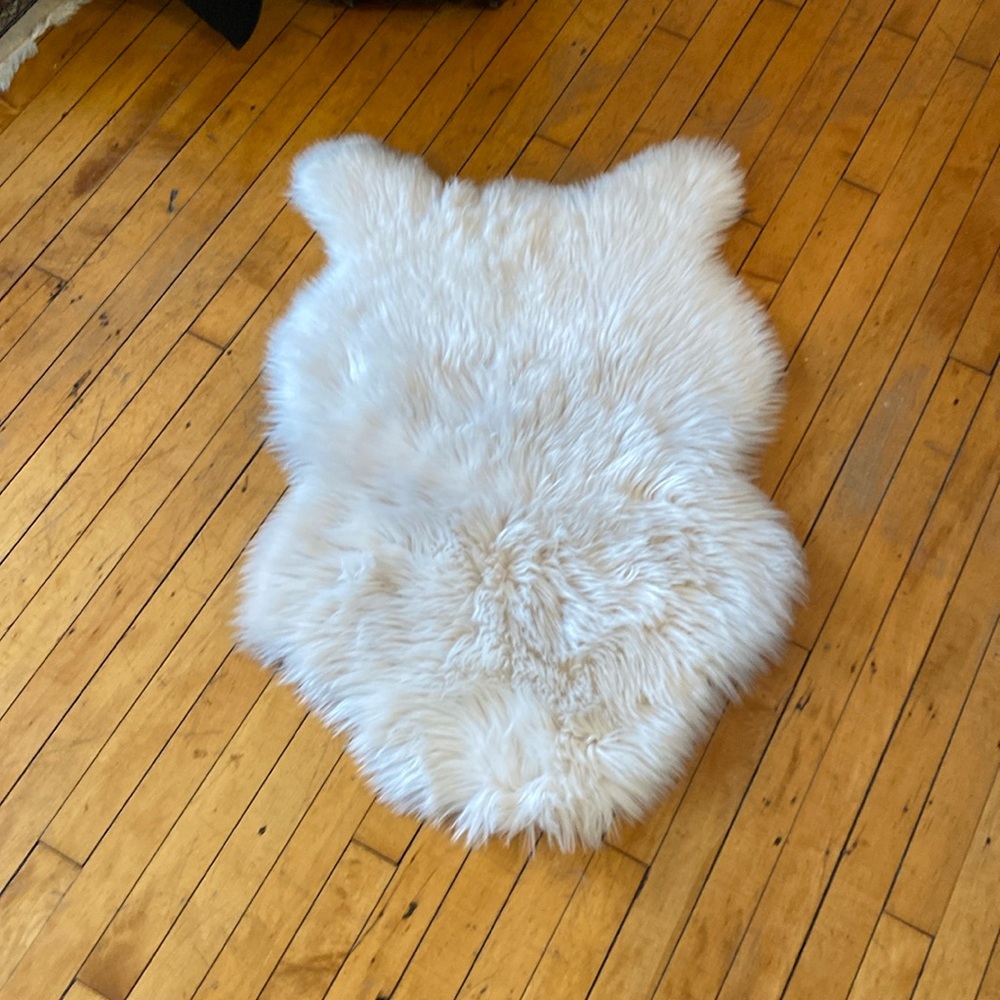 Faux Hide Rug | 1-Piece | white | 33 inches by 25 incheses